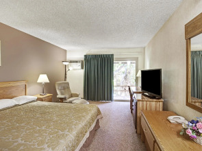 Super 8 by Wyndham Long Beach