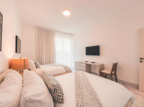 3br-penthouse w Jacuzzi Incl at Lake View