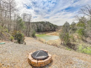 Waterfront Dandridge Cabin, 24 Mi to Pigeon Forge!