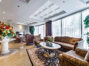 Monte Carlo Inn Airport Suites