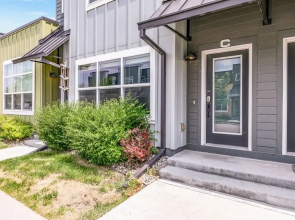 Spectacular Townhome near Breweries and River District!