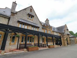 Harcombe House Bungalow 11