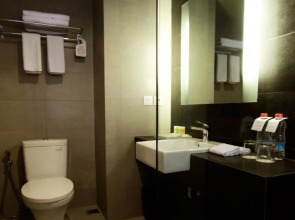 Отель Sevn Legian