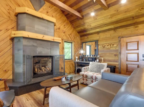 Dreamy Penrose Cabin w/ Panoramic Mountain Views