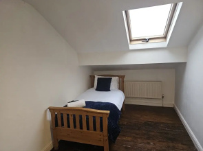 4br-sleeps10-garden-freeparking