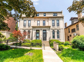 2BR Apt w Netflix- In the Heart of DT Hamilton