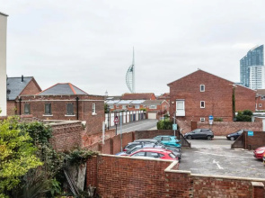 BEST PRICE! Perfect Gunwharf Accommodation - 5 single beds or Kingsize FREE PARKING