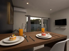 NEW - Cozy Modern One Bedroom Close to Beach