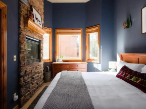 Camber - Secluded, Chic Cabin w Spa & Mountain Views