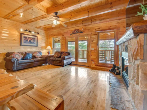 Moonlight Lodge, 8 Bedrooms, Hot Tub, Wi-Fi, Pool, Sleeps 40