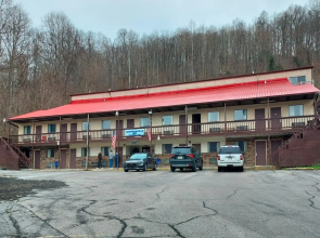 OYO Hotel Chapmanville Inn, WV - Hwy 119