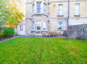 Bright Modern Oldfield Apartment