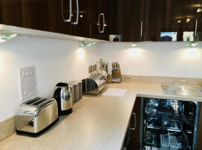 Woking Stylish and Modern 2 bedroom Apartment