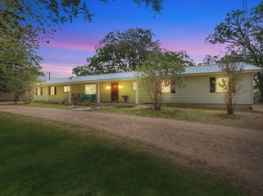 Spacious Home - Fire Pit, BBQ and Outdoor Seating!