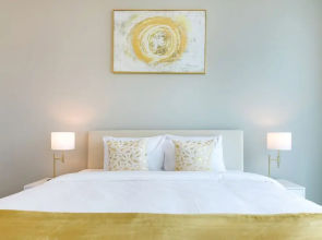 High-floor Trendy Apt w Marina Palm Ocean Vws