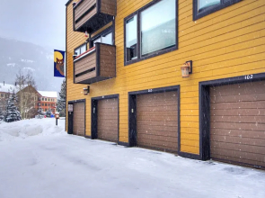 Beautiful Mountain Condo A Minute to Lift - AN210 by RedAwning