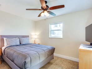5 Mi to Beaches: Hot Tub Haven in Lake Worth