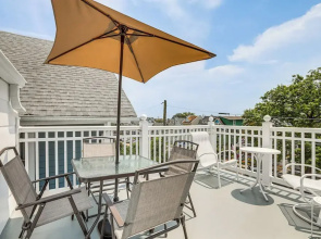 Stroll to Ocean Grove Boardwalk & Beach: Sleek Apt