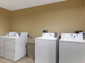 Comfort Inn & Suites Page at Lake Powell