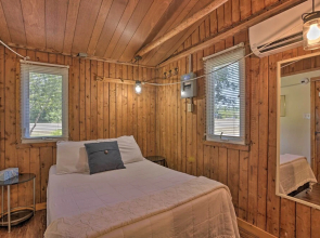 Steps to Beach! Dog-friendly Suttons Bay Cottage