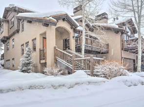 House w/ Hot Tub & AC - Shuttle to Skiing!