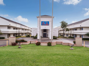 Motel 6 Dallas - Irving DFW Airport East