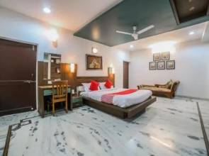 OYO 28310 Royal Stay