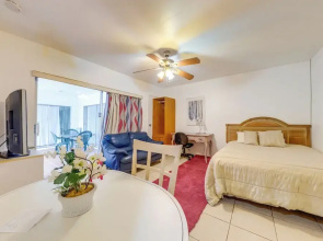 8 Mi to Beach! Miramar Guest Suite w/ Pool Access