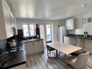 Gillingham - 3 Beds - Sleeps 6 - Garden - Wifi