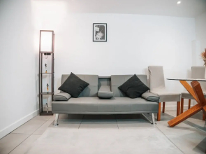 Cosy Hideaway Close to Town