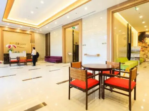 Henry Apartment #Next to District 1 #POOL +GYM