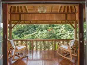 Giriwood Hotel & Villa