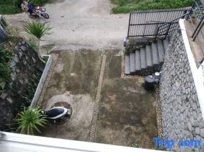 Hillside 3 Bedroom Vacation Home with Pool