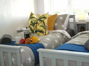 Stunning Sea View - Beach Location - Garden - Parking - Netflix - Fast WiFi - Smart TV - Beautiful 3 Bedroom Apartment sleeps up to 8!