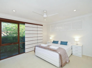 Bal Harbour Broadbeach Waters Holiday Home