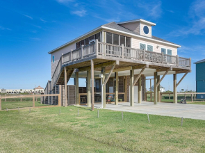 Crystal Beach Home w/ Covered Patio: Pets Welcome!