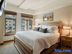 Unequalled Ski in Out, Next to Gondola, Sundial 1BR, Pool, Hot tub, Condo Nast Winner C316B