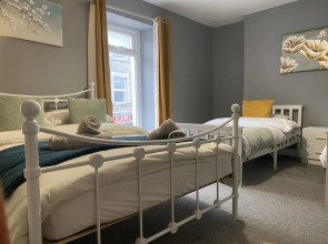 2 Bed Flat - Sleeps 6 - Pets - Parking - Wifi