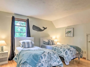 Walk to Main Street: Cozy Cottage in Hyannis