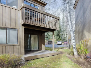 Ketchum Condo w/ Deck < 1 Mi to Sun Valley Resort!