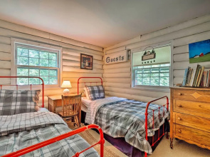 Private Wooded Cabin: 7 Mi to Mount Snow!