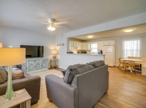 Pet-friendly Villas Vacation Rental: Walk to Bay