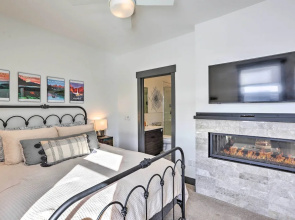 Modern Mountain Getaway, Walk to Grand Lake!