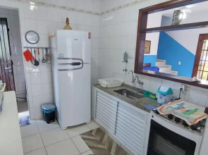 Sobrado com piscina em condomíno fechado a 150 M da praia