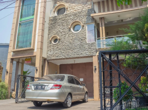 RedDoorz Syariah near Pasar Modern Cikopo