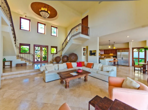 3,000 Sq. Ft. Villa With Beach Club Access: Villa de Phoenix