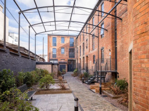 Elliot Oliver - Modern 2 Bedroom Town Centre Apartment