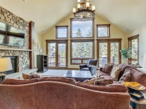 Highlands Getaway 4 Bedroom Home by RedAwning