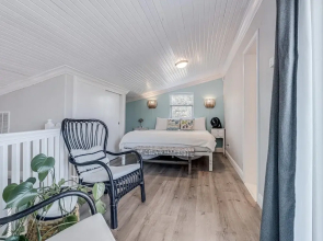 Vintage Art Studio 1 Bedroom Home