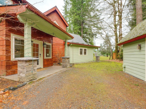 Ski, Fish & Explore: Packwood Home w/ Sauna!